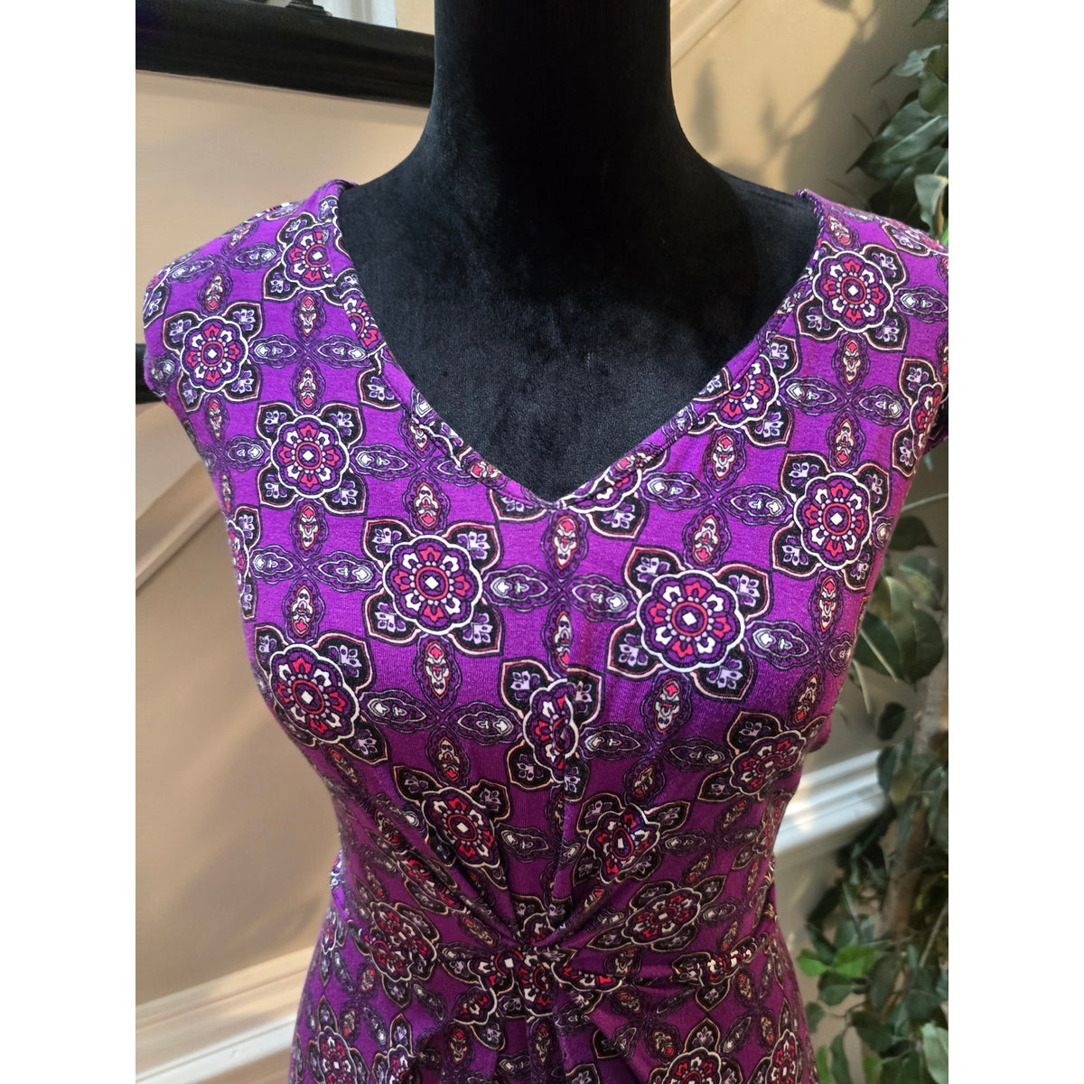 Dana Buchman Sheath Dress Women's Medium Purple Medallion Twist Front V Neck