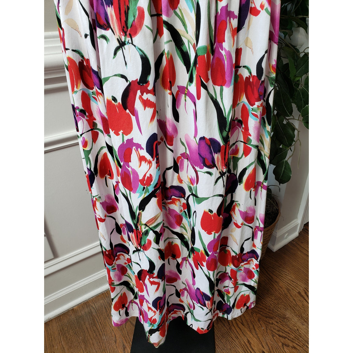 VS Valdenize Soares Long Maxi Dress Women's XL White Floral V-Neck Sleeveless