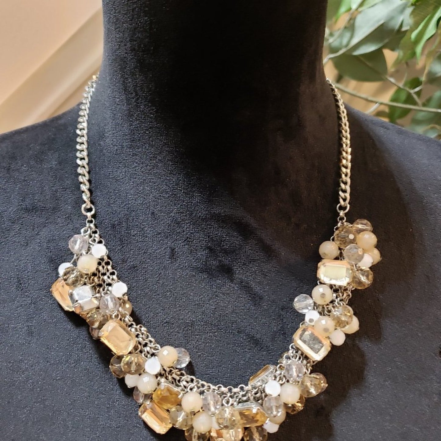 Loft Women Fashion Mother of Pearls Glass Beads Collar Necklace w/ Lobster Clasp