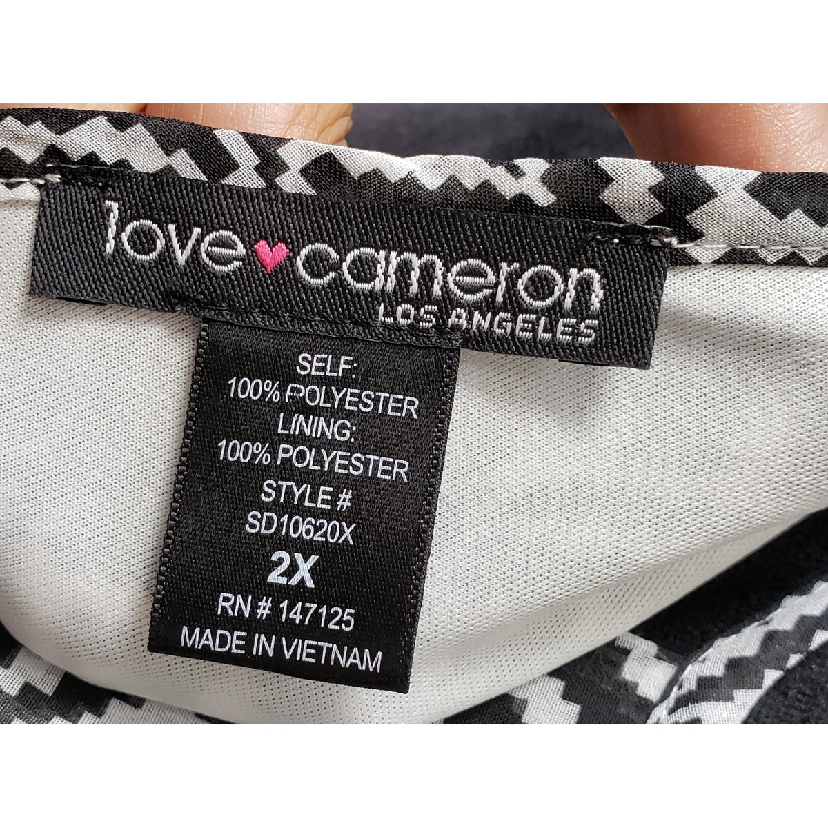 Love Cameron Knee Length Dress Womens Size 2X Black White Geometric Round Neck