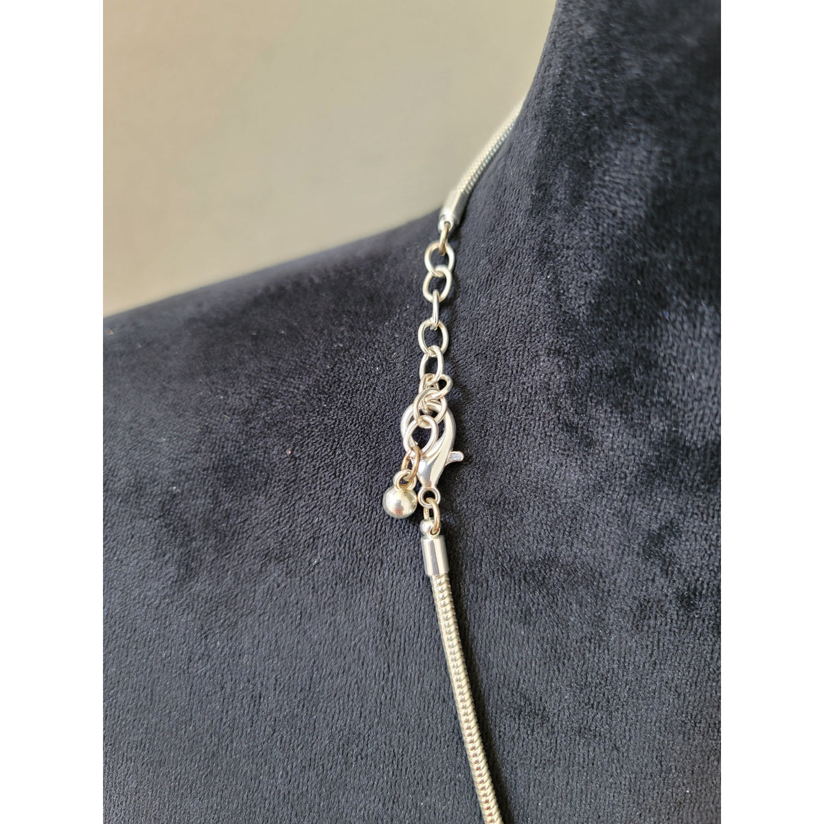 Women's Blue And White Resin Statement Necklace With Lobster Clasps Closure