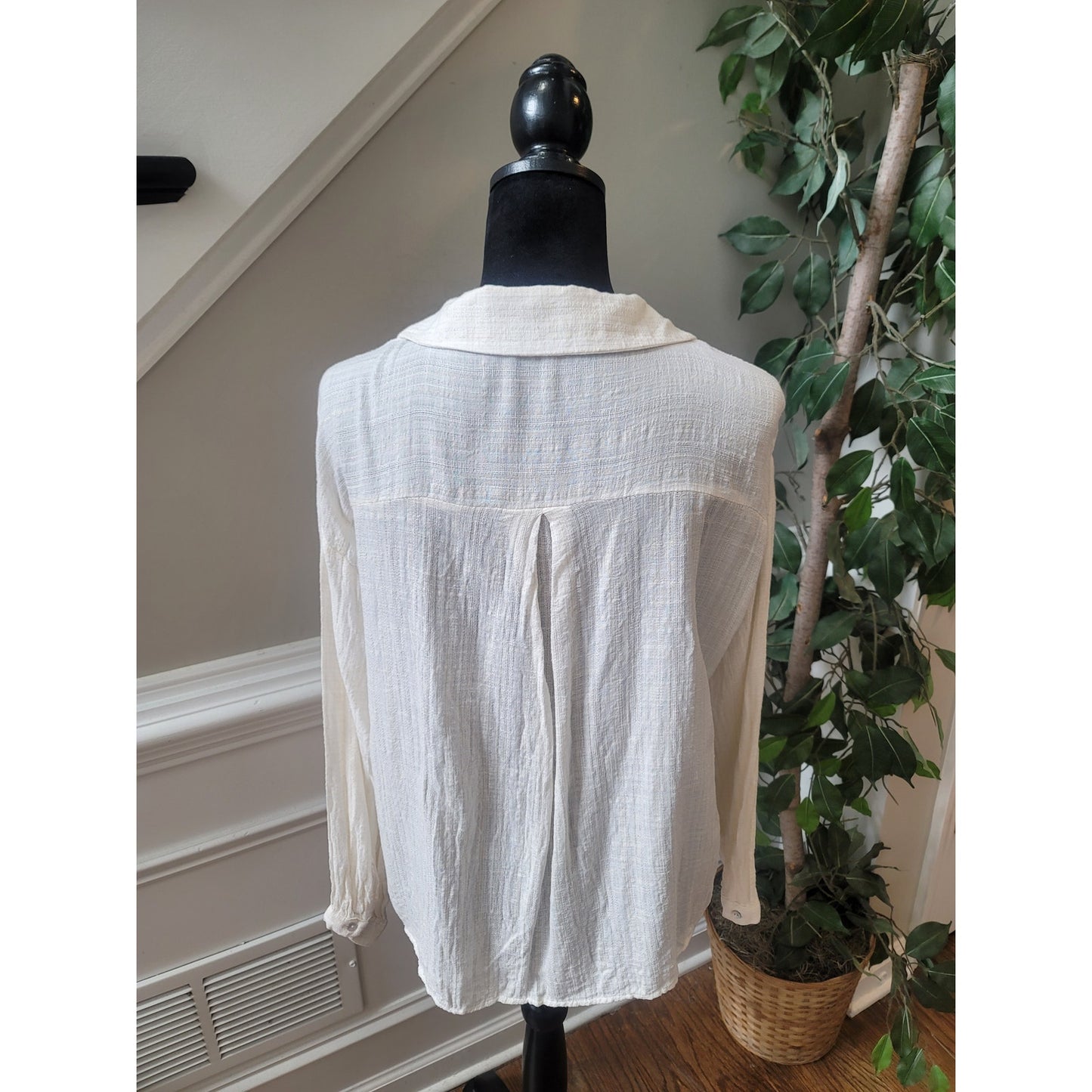 ZARA Blouse Women’s XS White Button Down Long Sleeve Semi-Sheer Textured