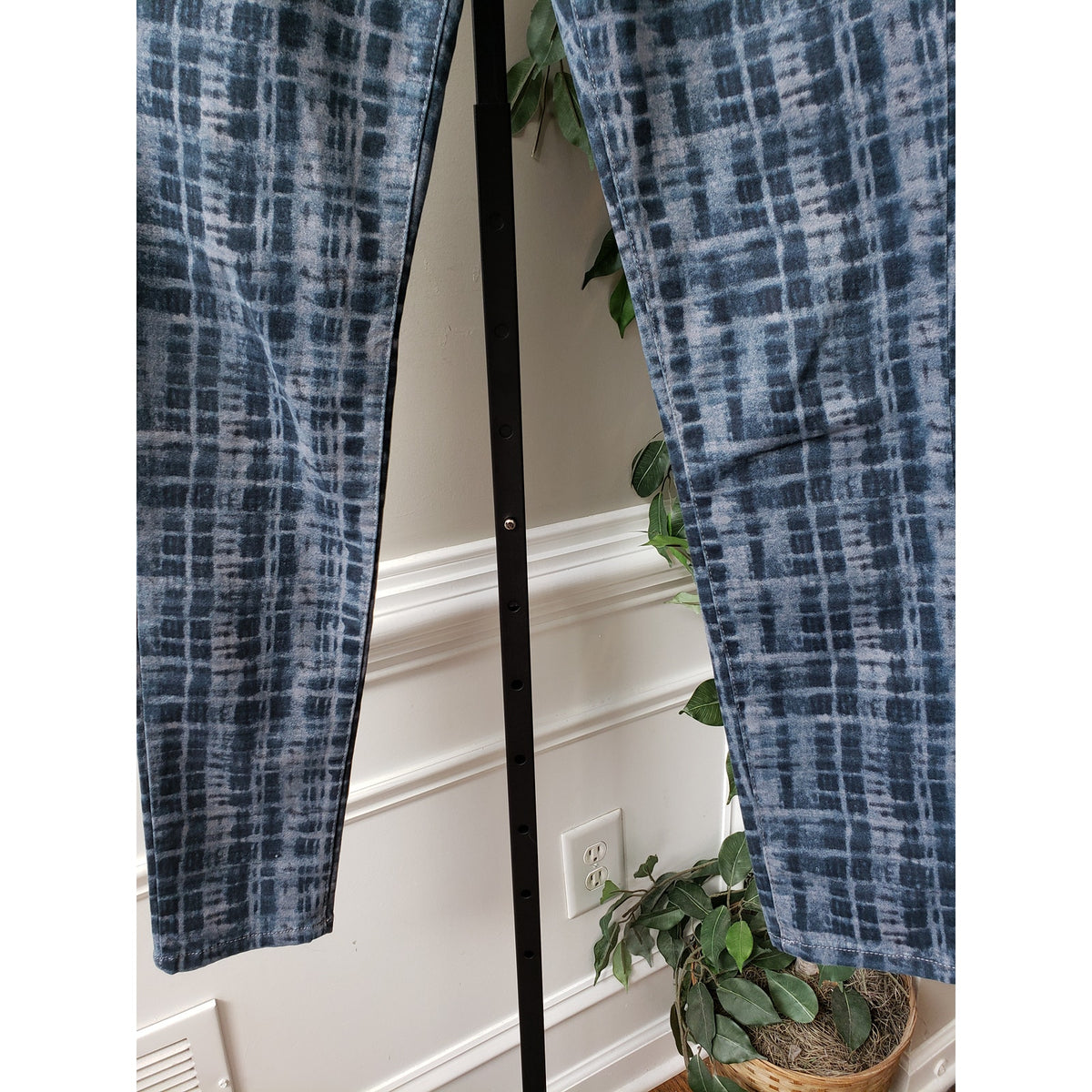 Cabi Jeans Womens Size 4 Blue Denim Cotton Regular Fit Flat Front Straight Leg