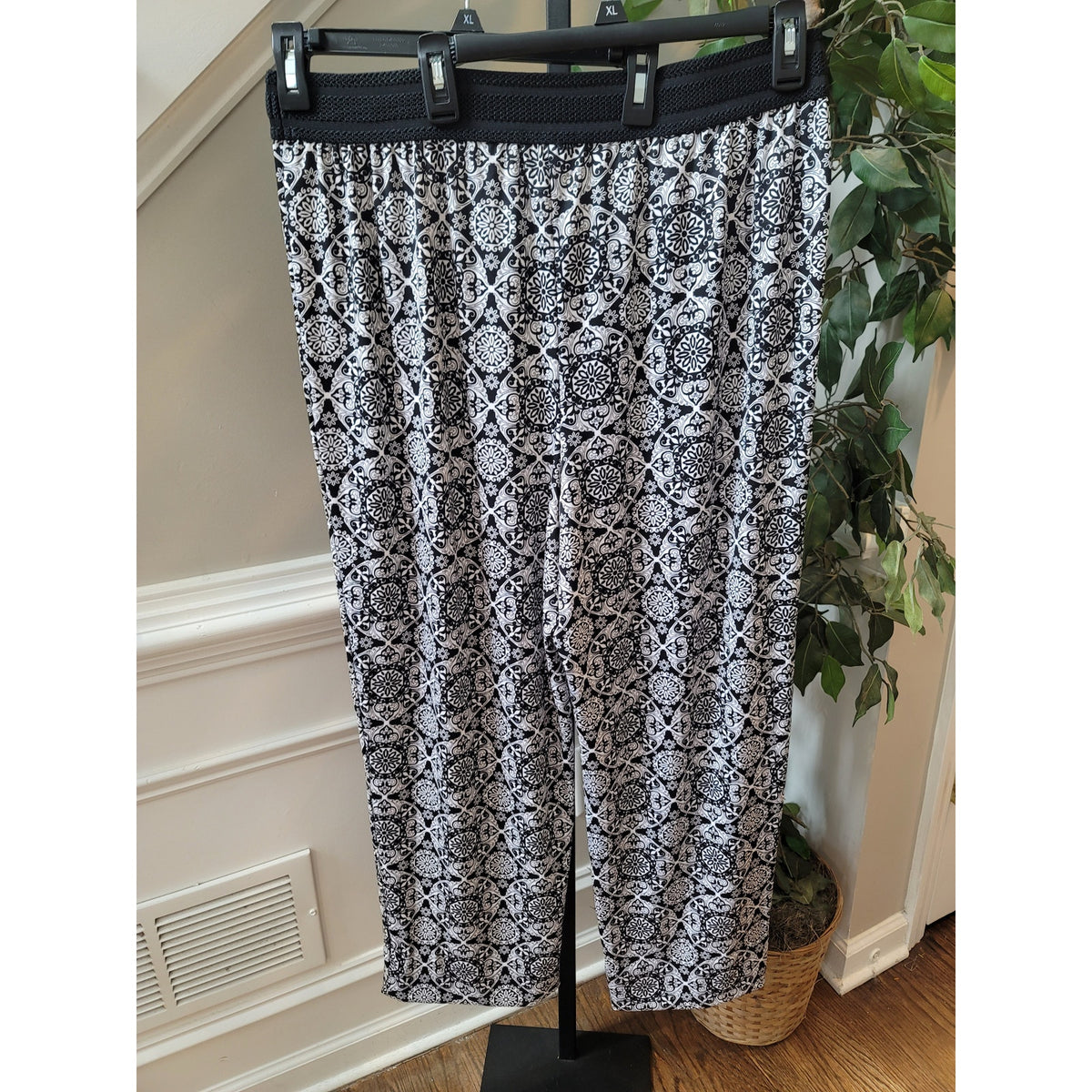 Double Click Wide Leg Trouser Women's Size XL Black & White Medallion Print
