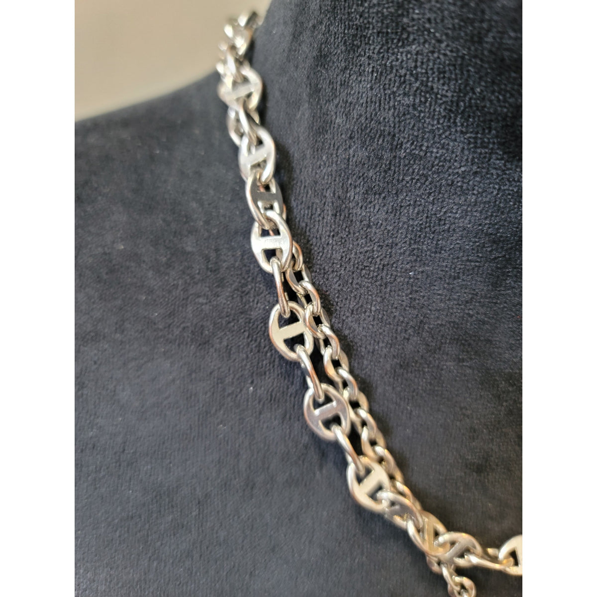 Women's Lightweight Silver Necklace With Twisted Mariner Link Chain Design