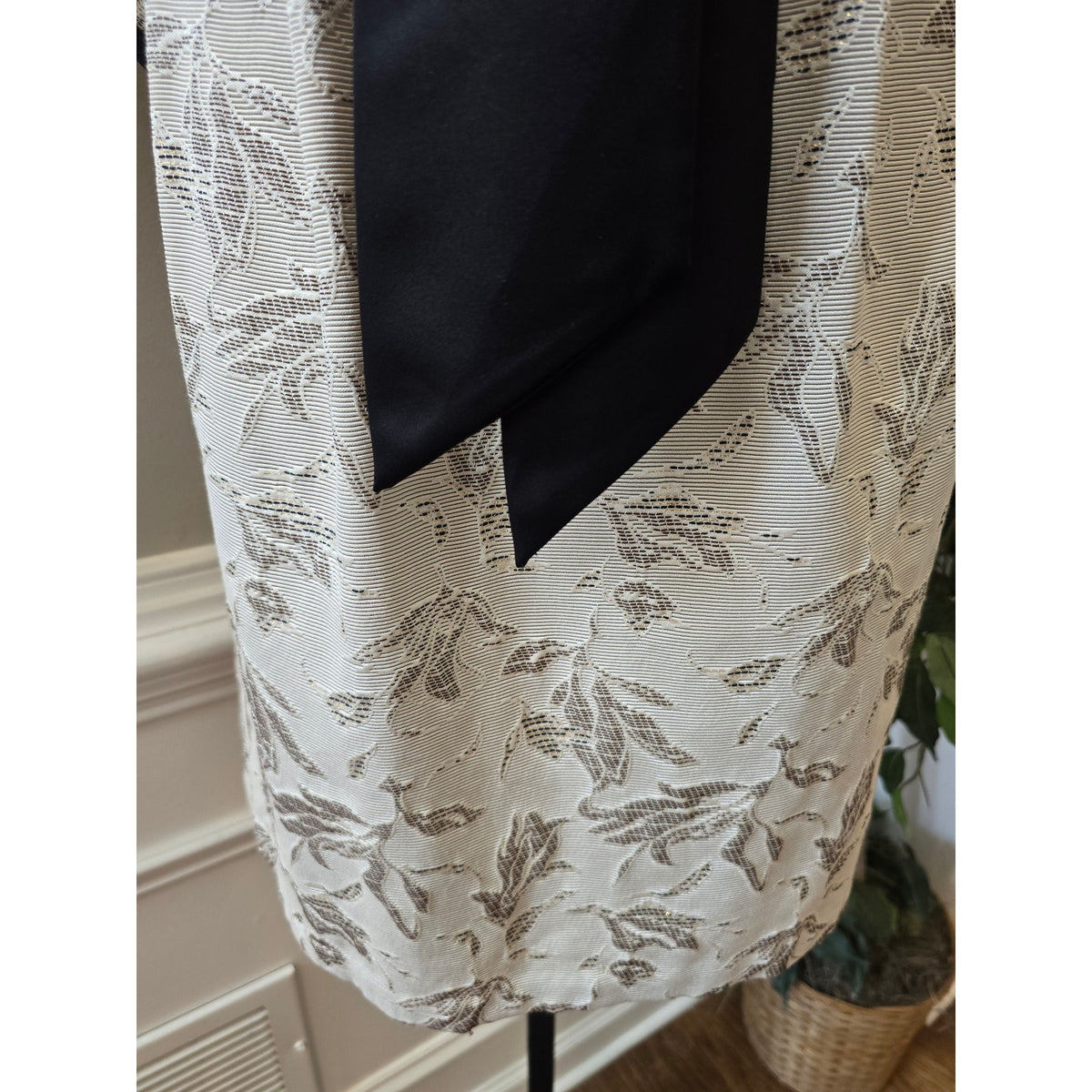 Max and Cleo Cocktail Dress Women's SZ 2 Cream Floral Bow Embossed Puff Sleeves