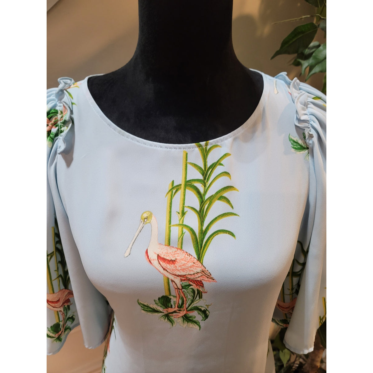 Ann Taylor Blouse Top Women's Small Blue Flamingo Keyhole Back Flutter Sleeves