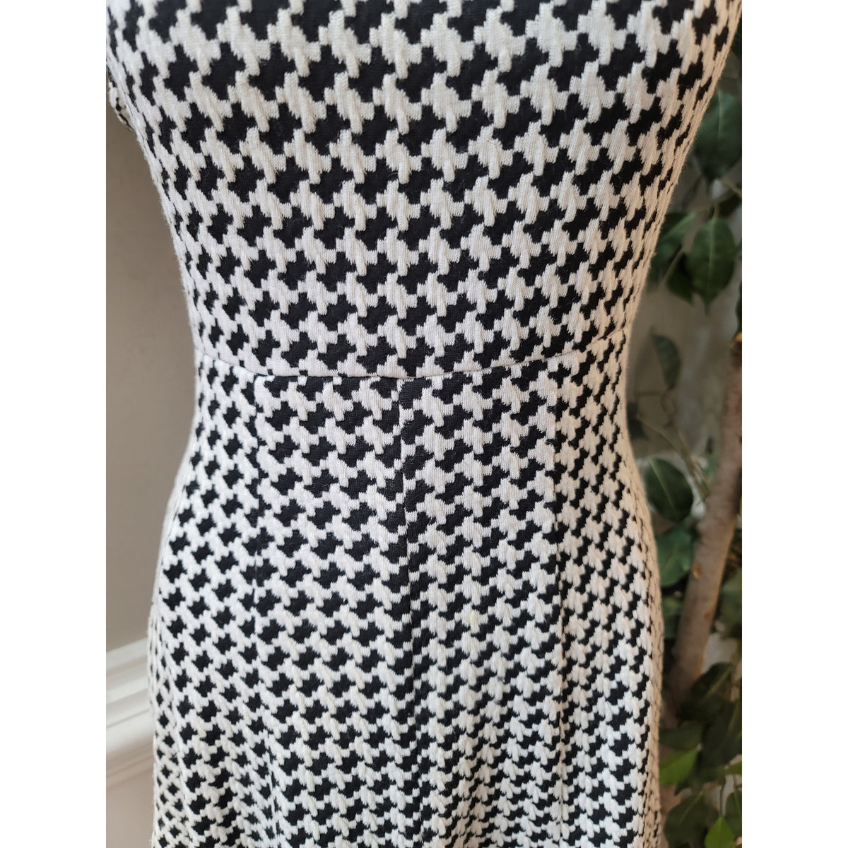 Taylor Dress Houndstooth Women's Size 4 Black White V-Neck Casual Knit