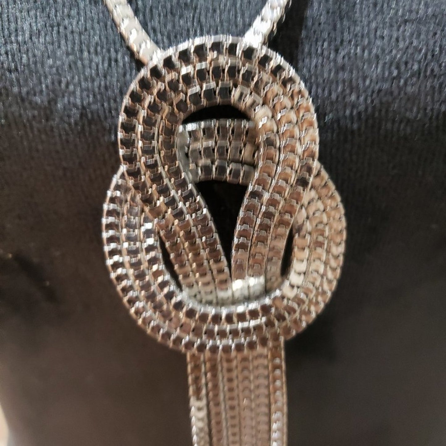 Guess Womens Silver Tone Chain Metal Dangle Bow Tassel Necklace w/ Lobster Clasp