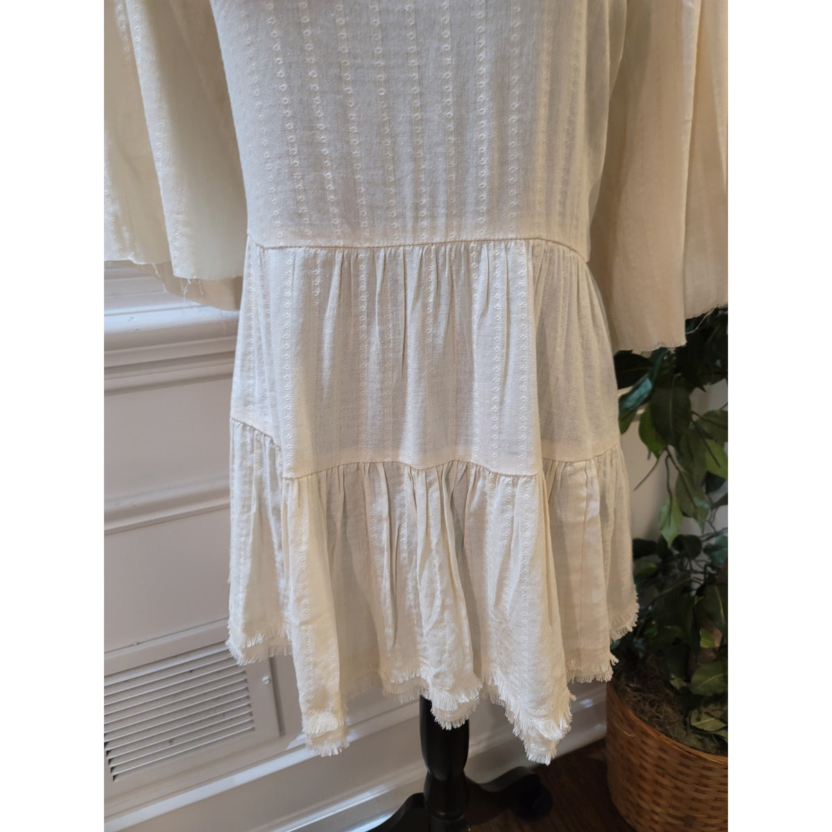 Cato Blouse Top Women SZ 22/24W Off-White Tiered Raw Edge Keyhole Flutter Sleeve