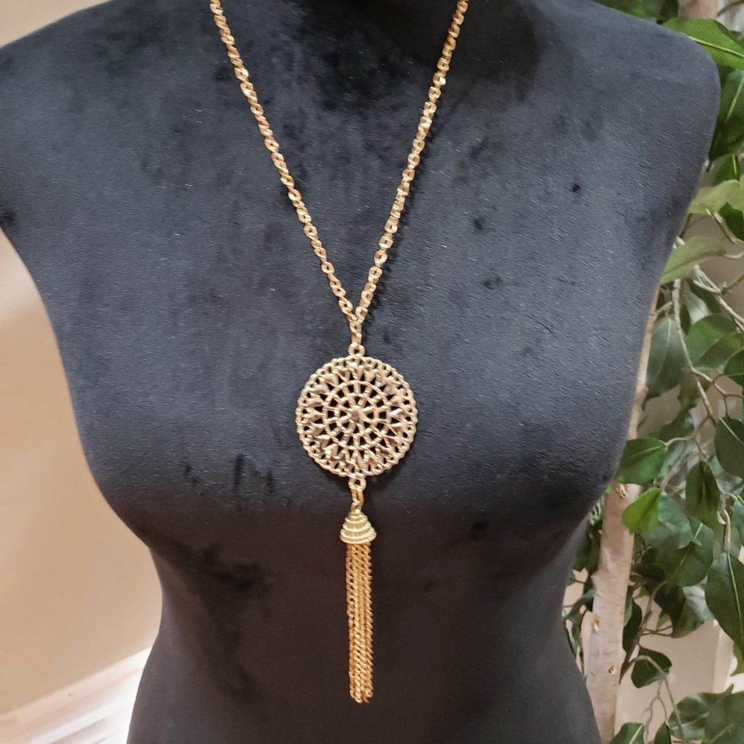 Womens Fashion Gold Tone Round Dangling Floral Pendant Necklace w/ Lobster Clasp