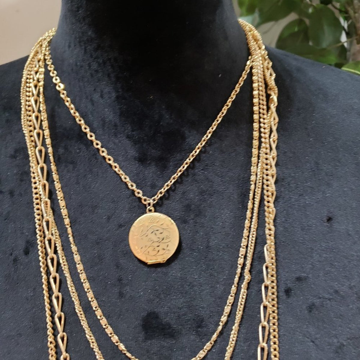 Women Fashion Gold Tone Wheat Chain Round Locket Pendant Collar Necklace Jewelry