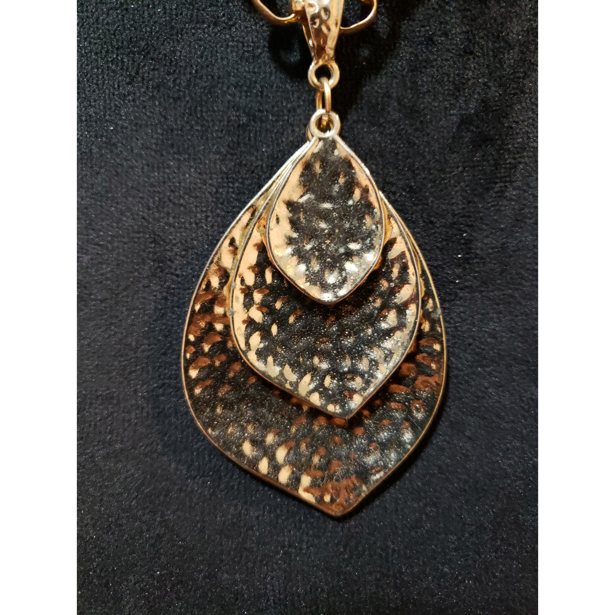 Womens Gold Tone Hammered Metal Assorted Petals Pendant Necklace with Lobster