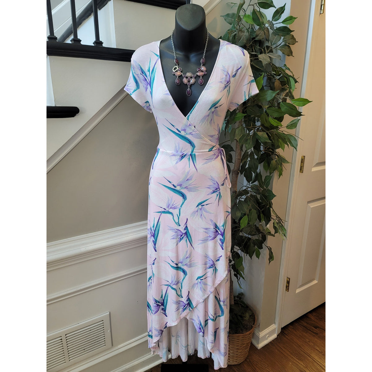 Forever 21 Maxi Dress Women's Size Medium White Blue V-Neck Short Sleeves