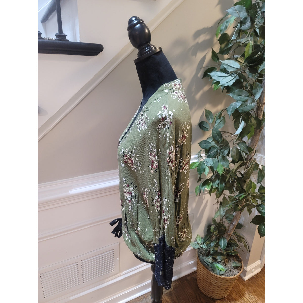 True Craft Bomber Jacket Women Small Olive Green Floral Slash Pocket Long Sleeve