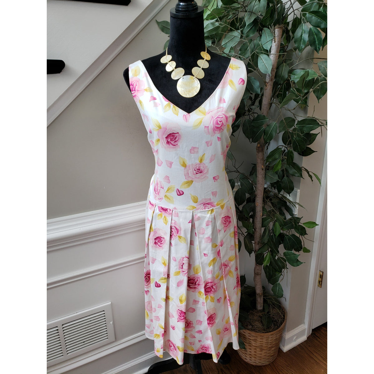 R&K Flared Dress Womens Size 18 White Floral Zip Back Pleated Skirt Heart Neck