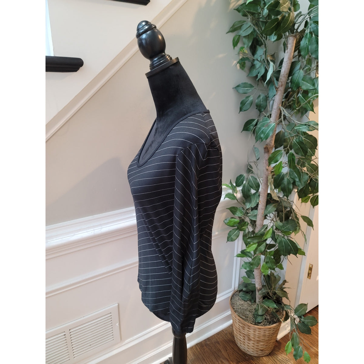 Banana Republic Stretch Top Women's Medium Black White Pinstripe Long Sleeves