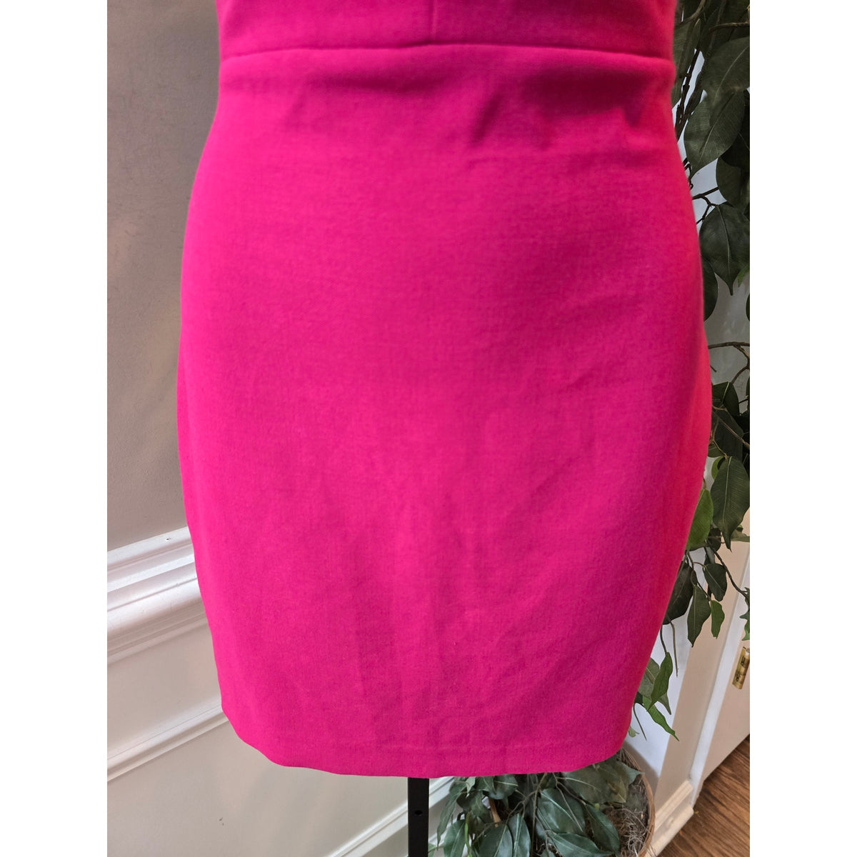 Likely Bodycon Mini Dress Women's Size 0 Pink Wide Shoulder Straps Notch Neck