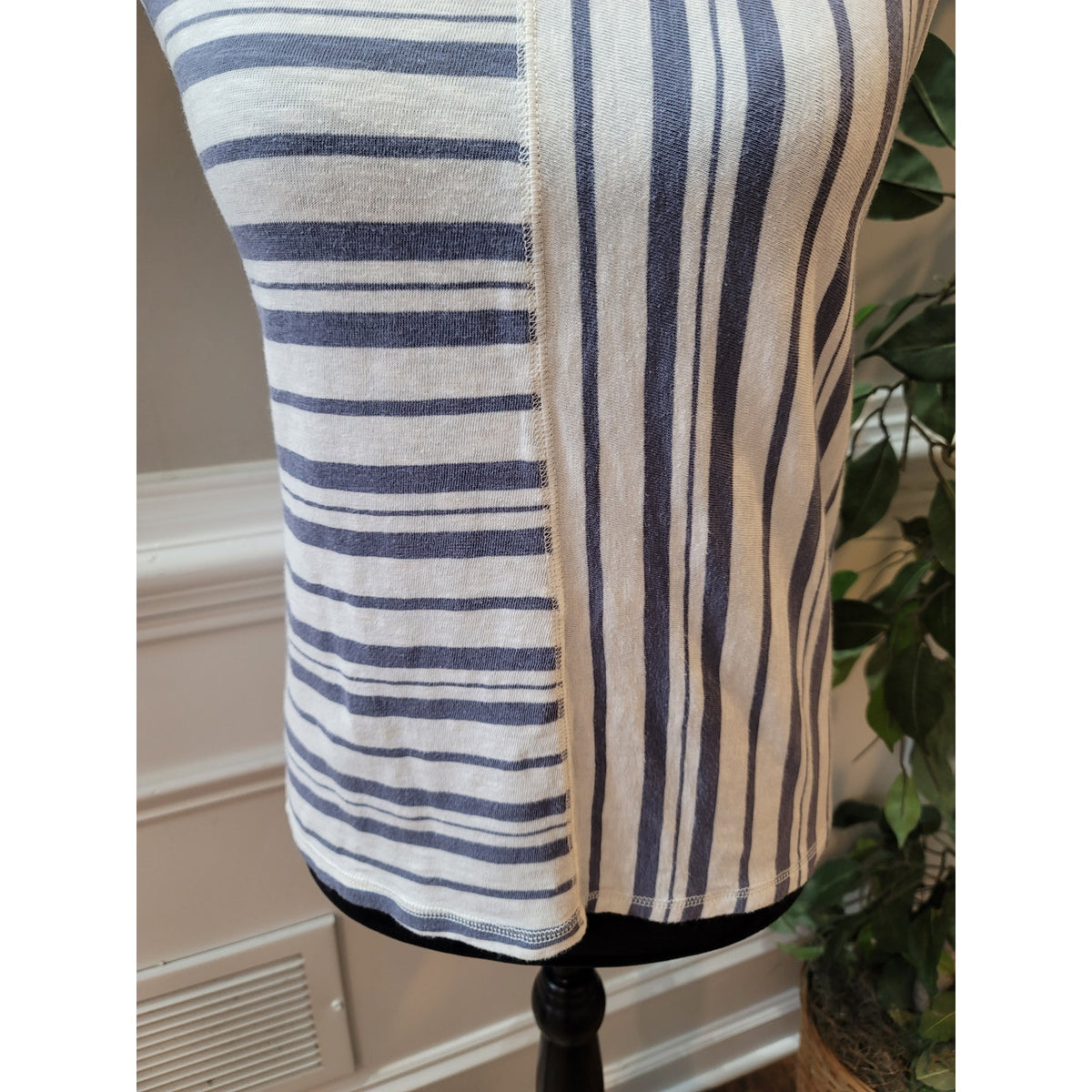 Susina Tank Top Women's Medium Petite Cream/Blue Striped Sleeveless Scoop Neck