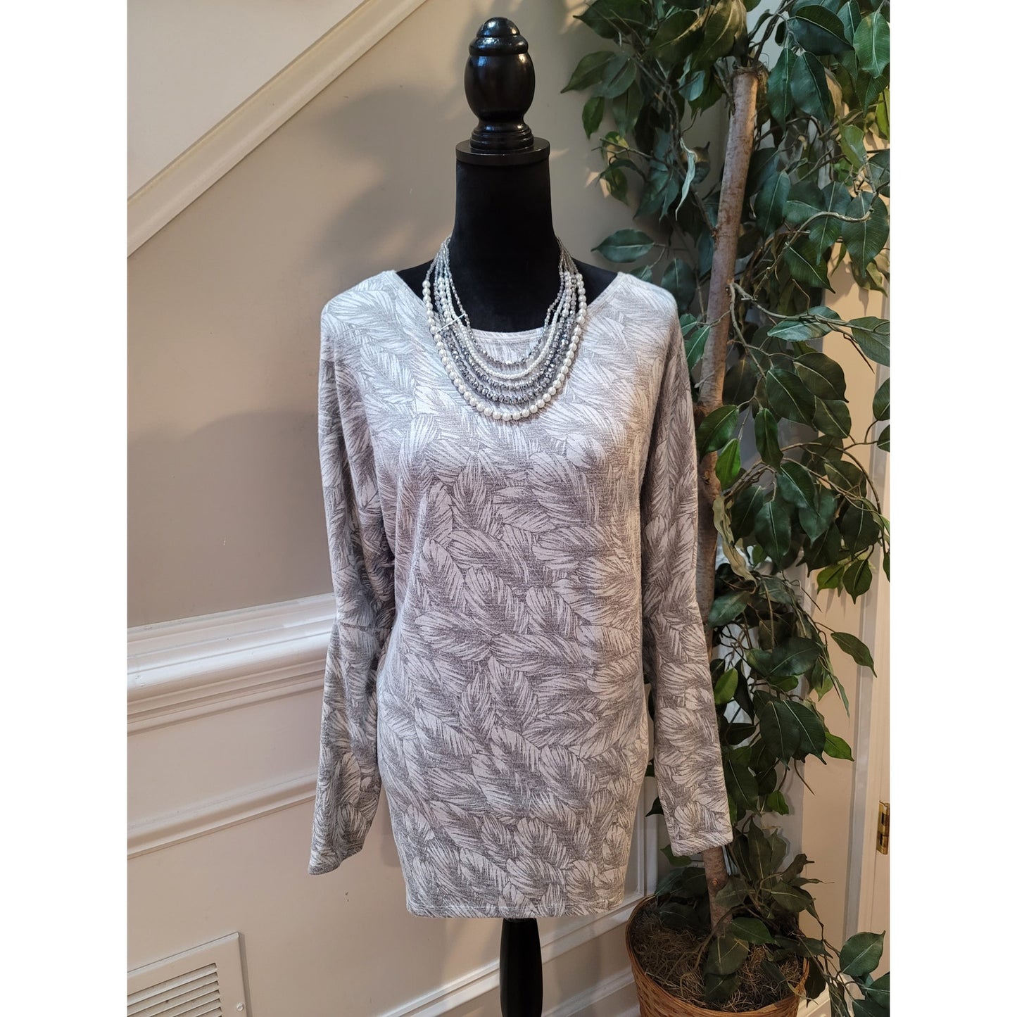 White House Black Market Sweater Women's Medium Gray Long Sleeve Pullover Print