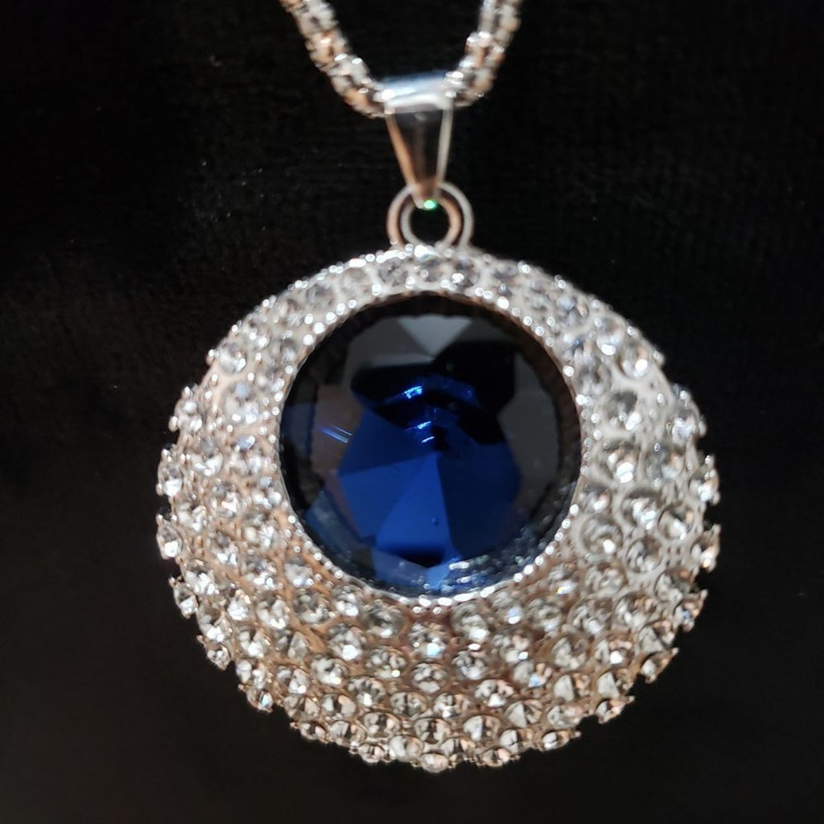 Vintage Womens Blue Rhinestone Inlaid Round Pendant Long Sweater Chain Necklace