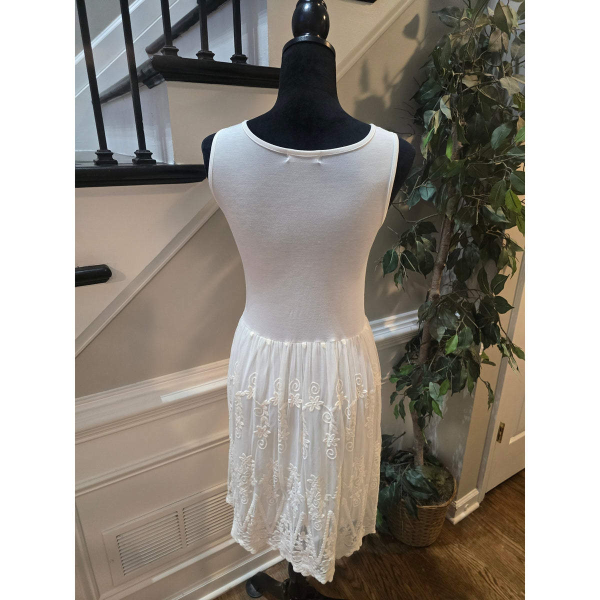 Olive des Olive A-Line Dress Women's Small White Floral Embroidered Scoop Neck