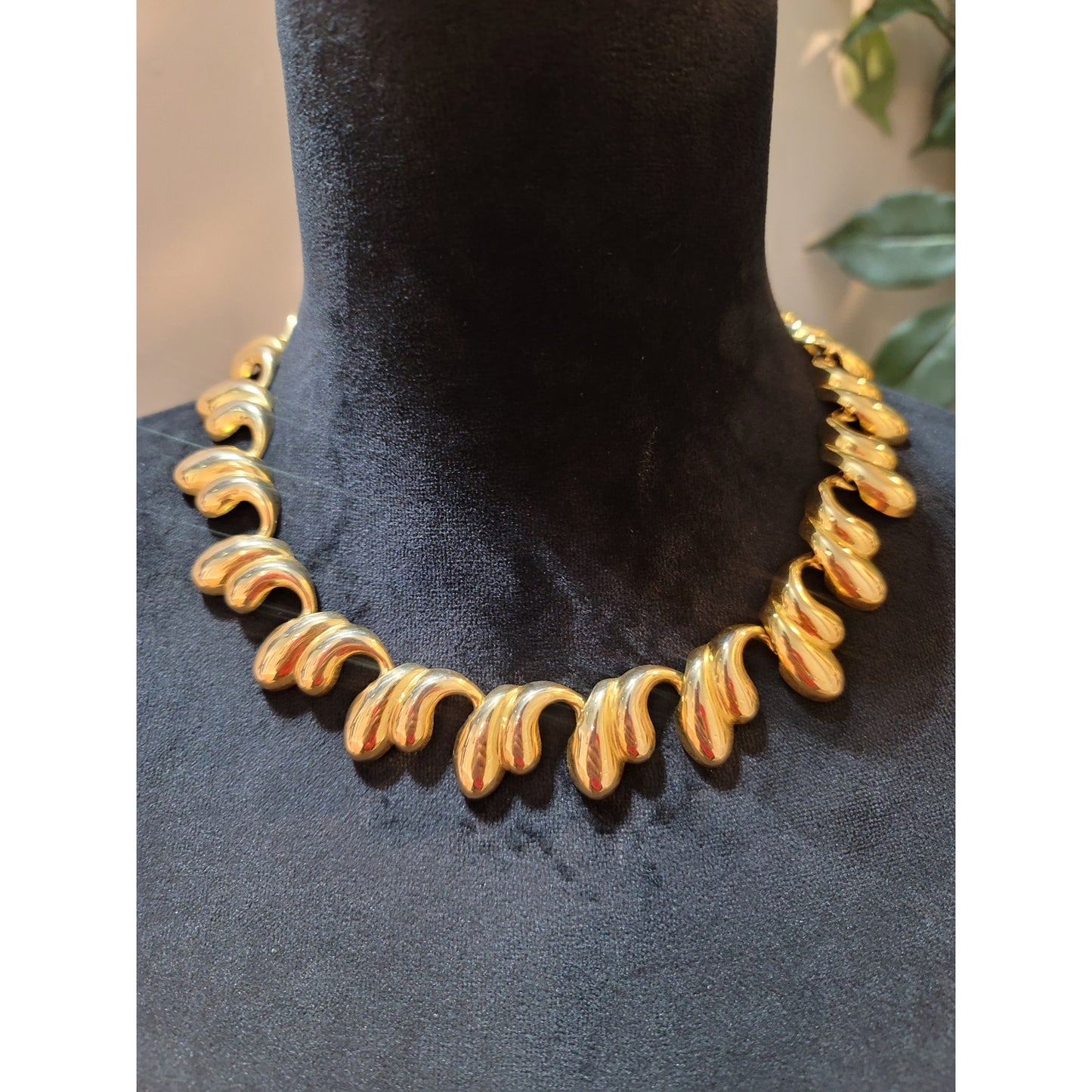 Women's Gold Necklace Wave Design Curved Links Fashion Jewelry Elegant Lock