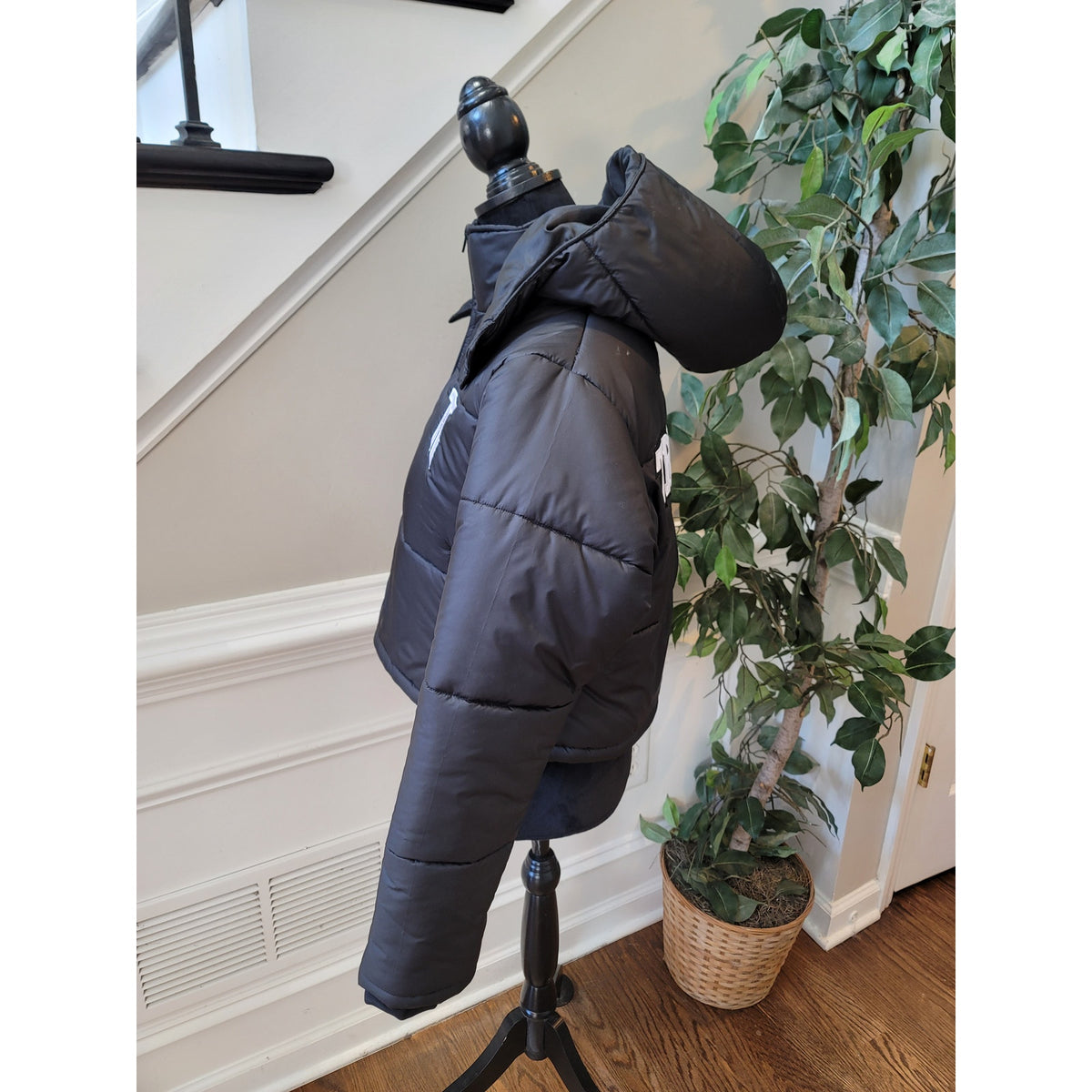 The Trenches Cropped Puffer Jacket Women's Medium Black Front Zipper Long Sleeve