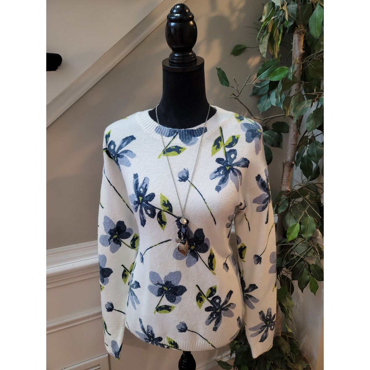 Love Ellie Pullover Sweater Women's Small White Floral Crew Neck Long Sleeve