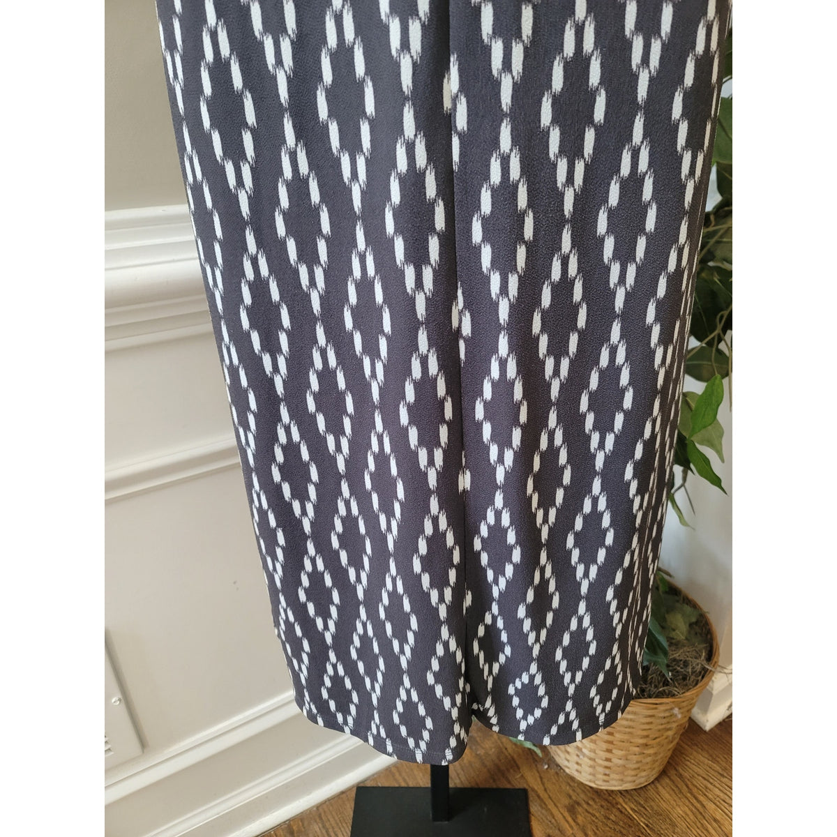 Banana Republic Midi Tank Dress Womens Small Black White Geometric V-Neck Casual