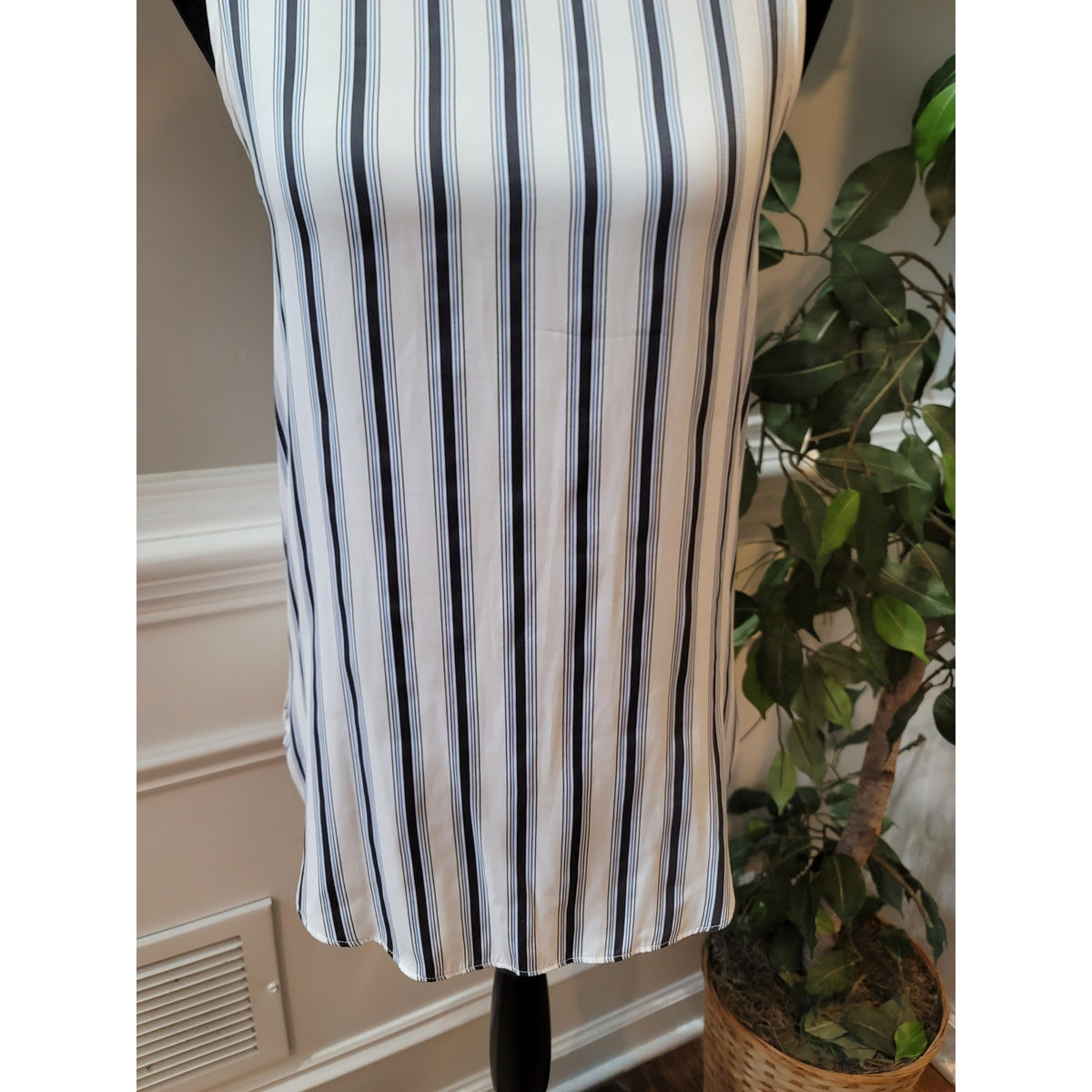 Loft Ann Taylor Tank Top Women's Medium White/Blue Vertical Striped Round Neck
