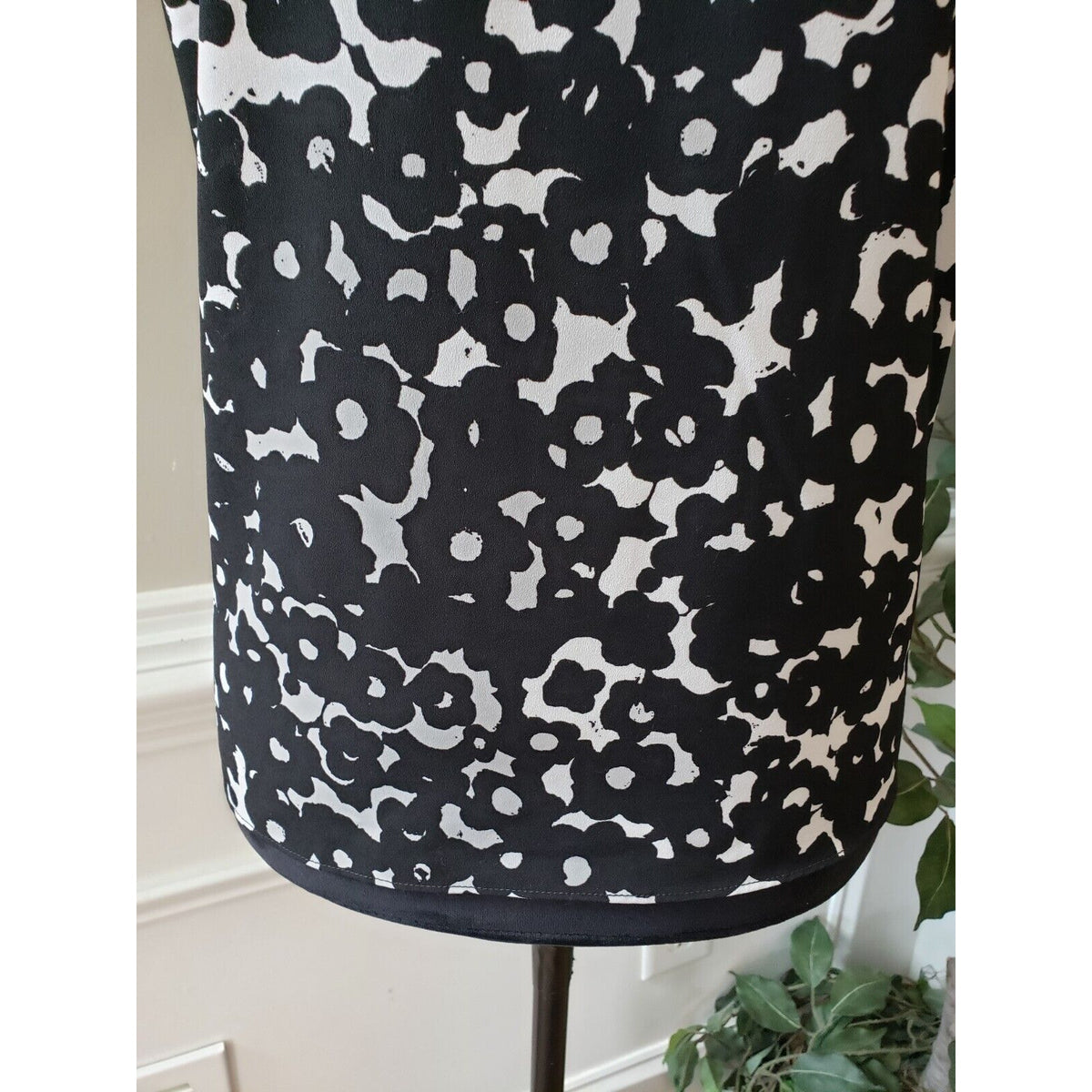 CAbi Women's White Black Floral 100% Polyester Round Neck Sleeveless Top Tank XS