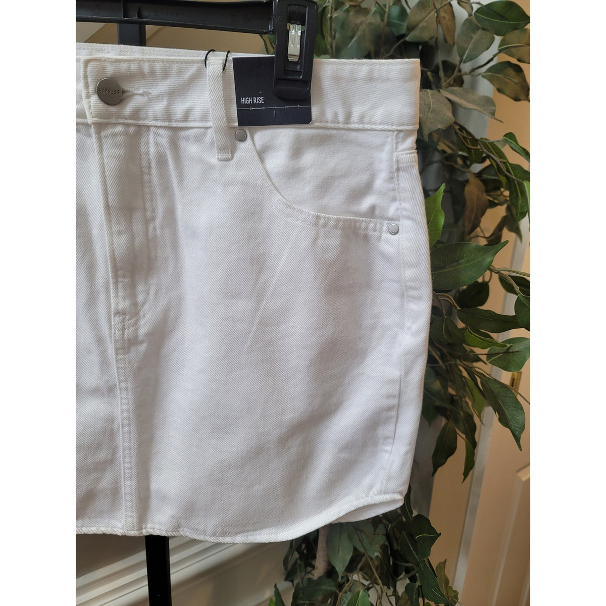 Express Mini Skirt Women's Size 12 White Denim High Rise Curved Hem 5-pockets