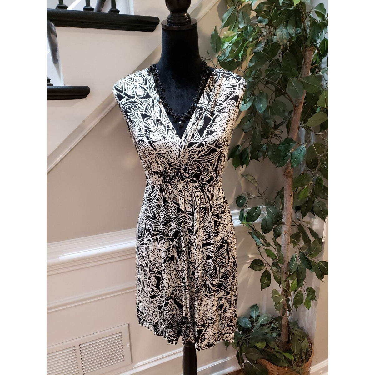LOFT Women's Black & White Floral Rayon V-Neck Sleeveless Knee Length Dress MP