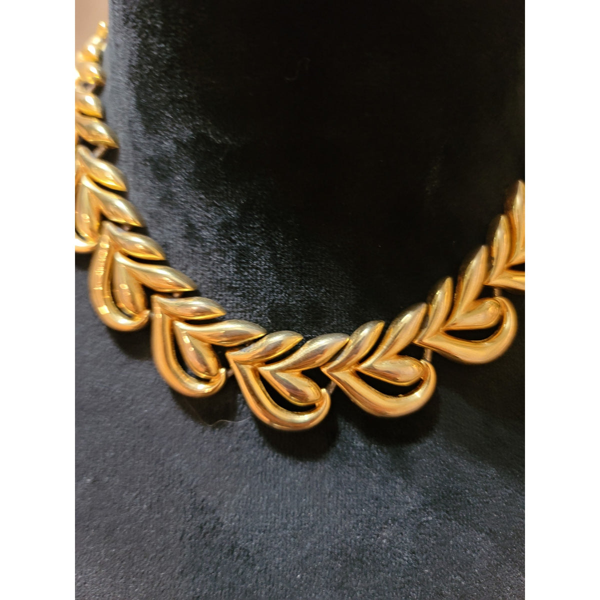 Women's Gold Leaf Link Statement Necklace Elegant Vintage Style Jewelry Design