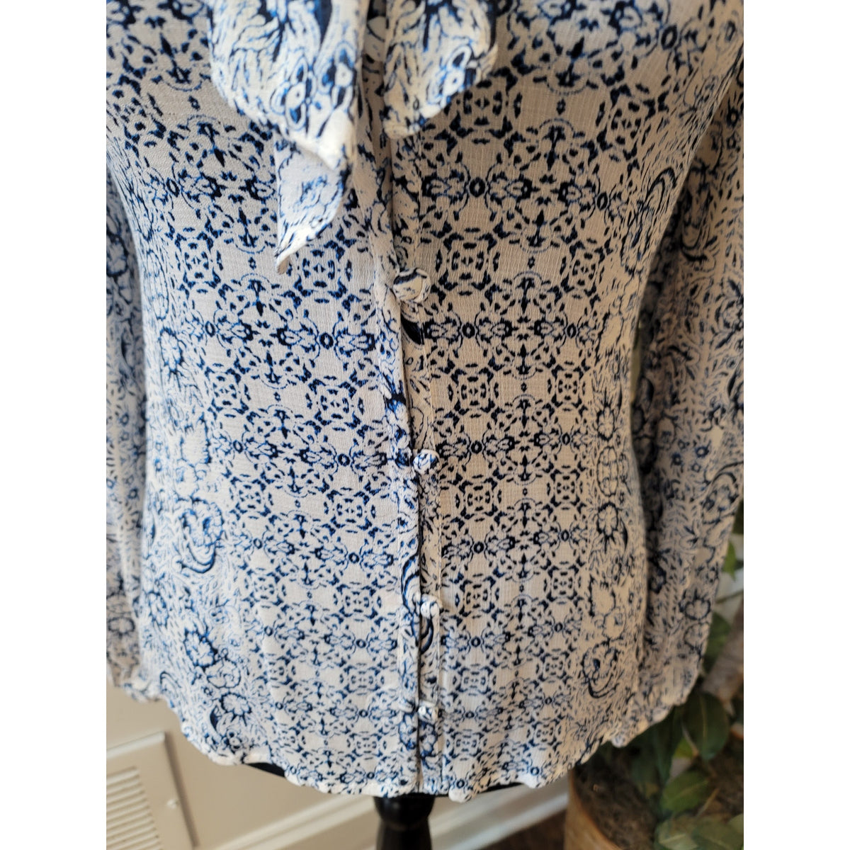 Lucky Brand Blouse SP Black White Abstract Tie Neck Curved Hem Casual Button-Up