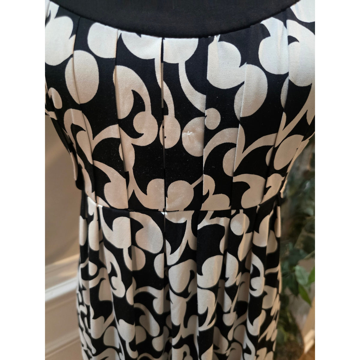 Dressbarn Empire Waist Dress Women's SZ 12 Black/White Pleated Bust Short Sleeve
