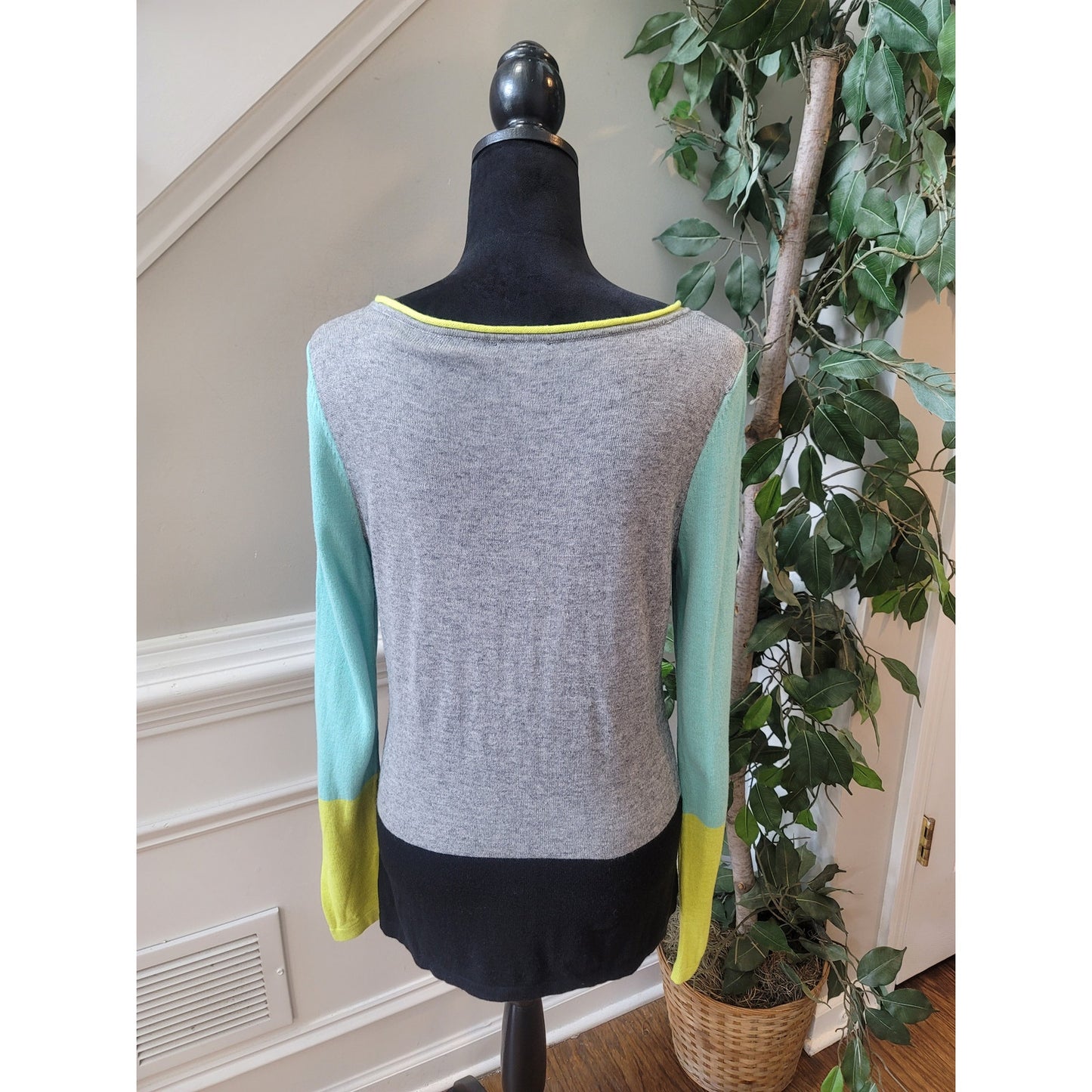 Vince Camuto Sweater Women's Size M Gray Black Green Yellow Long Sleeves