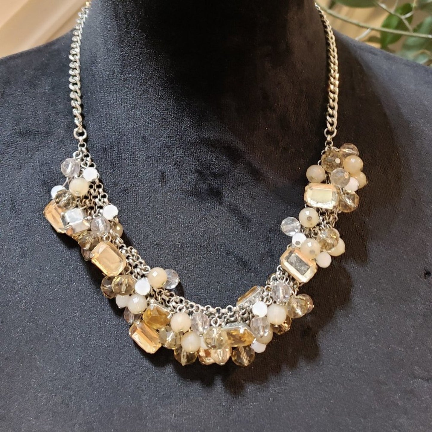 Loft Women Fashion Mother of Pearls Glass Beads Collar Necklace w/ Lobster Clasp
