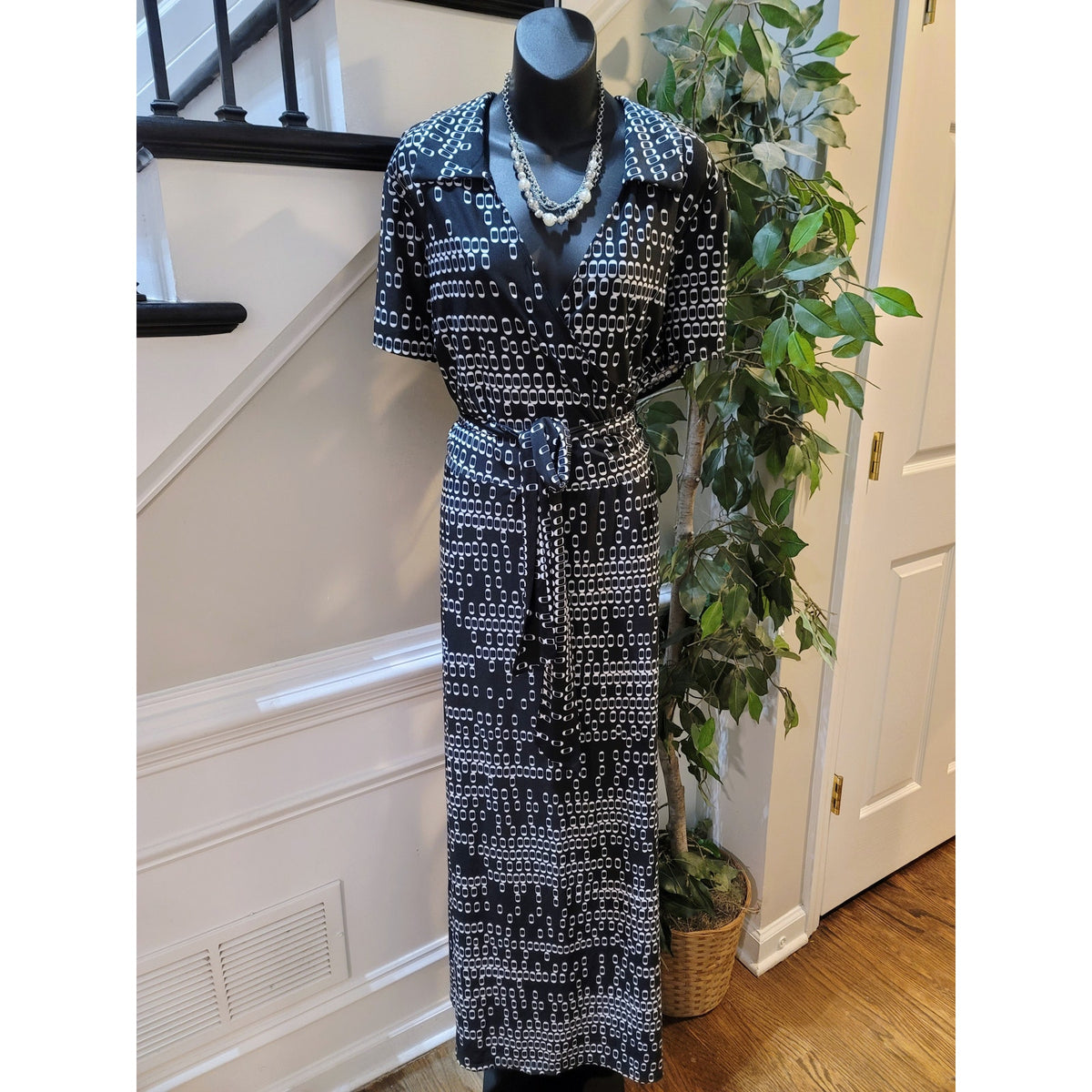 Madison Leigh Maxi Dress Women's Size 2X Black Polyester V Neck Collared