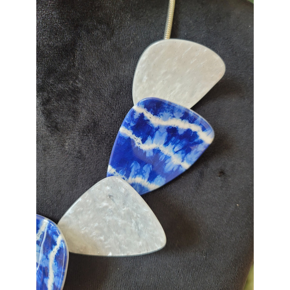 Women's Blue And White Resin Statement Necklace With Lobster Clasps Closure