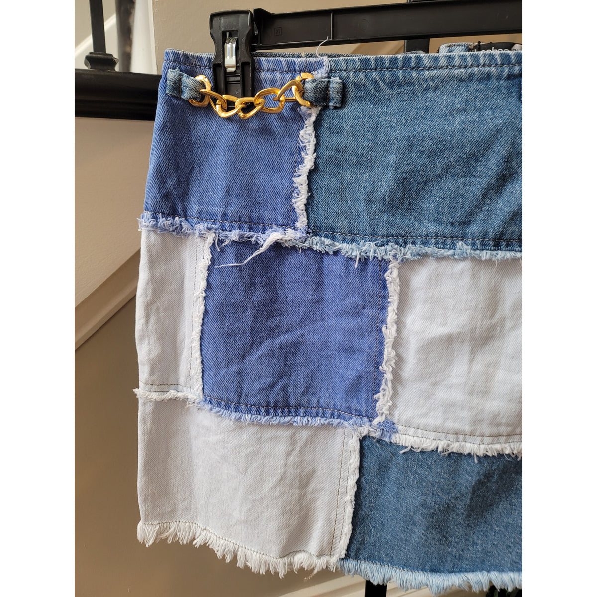 Boohoo Mini Skirt Women's Size 6 Blue/White Patchwork Frayed Chain Back Zipper