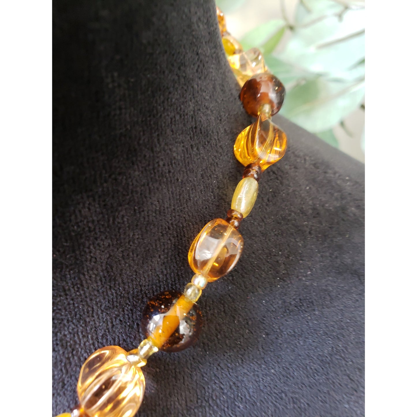 Women Amber Spacer Ball Beads Round Flat Shells Pendant Necklace with Lobster