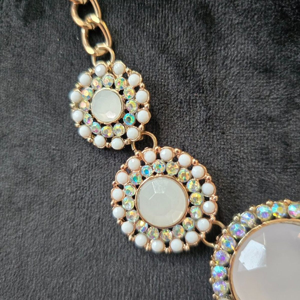 Womens Gold Tone White Flowy Acrylic Stone Borealis Rhinestone Necklace Jewelry