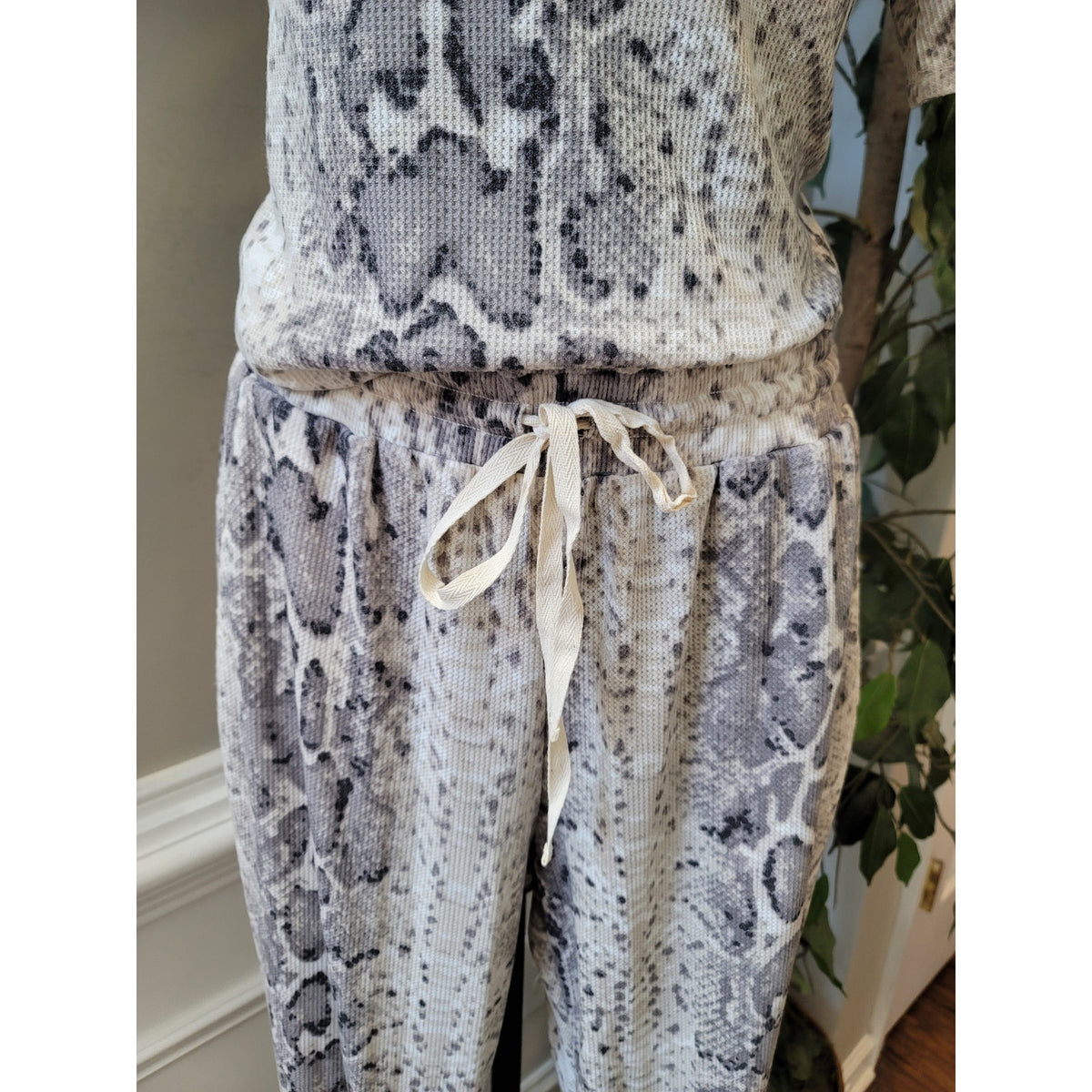Cherish Snakeskin Print One Shoulder Jumpsuit Women’s Size M Gray White