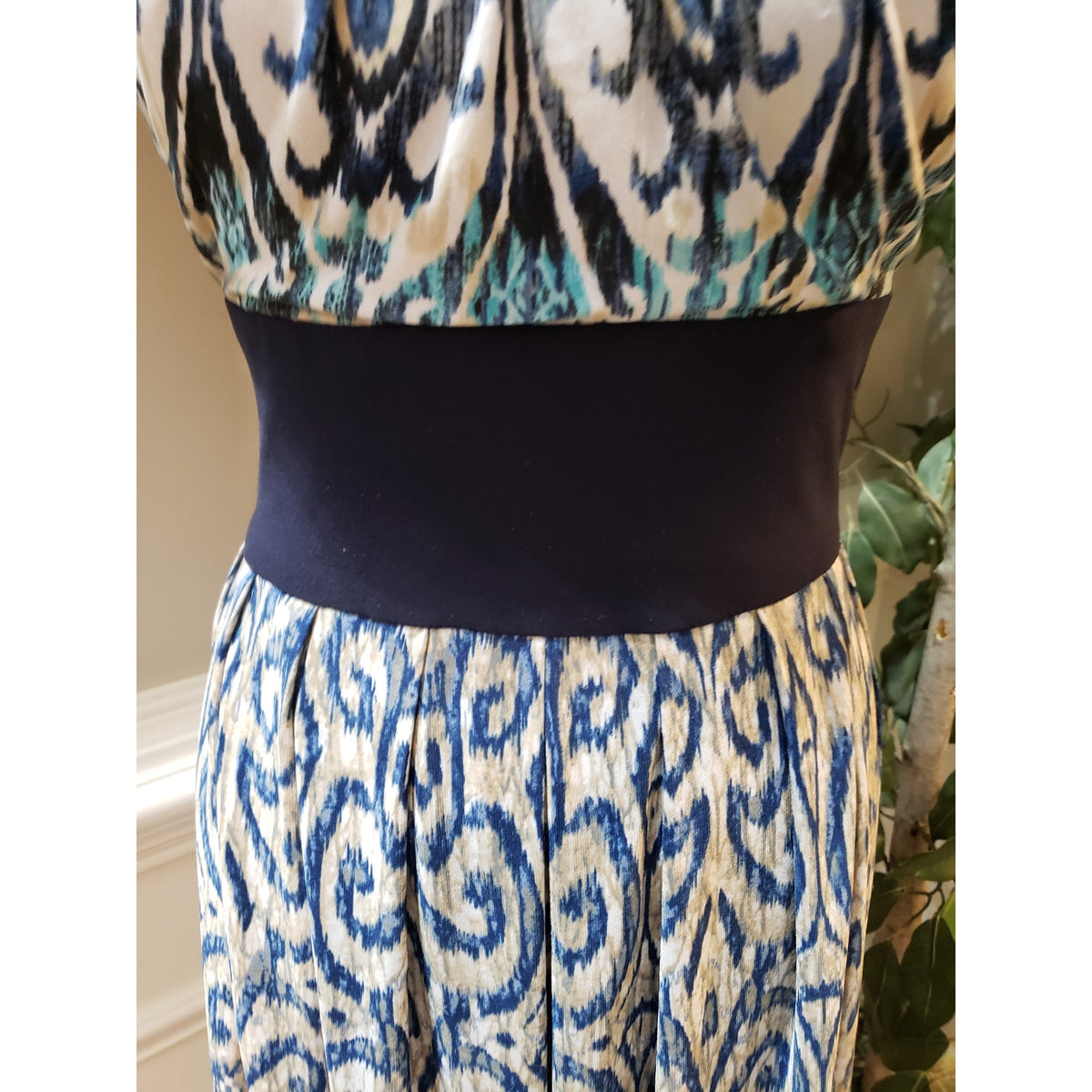 R&M Richards Sheath Dress Womens 12 White Blue Filigree Print Pleated Scoop Neck