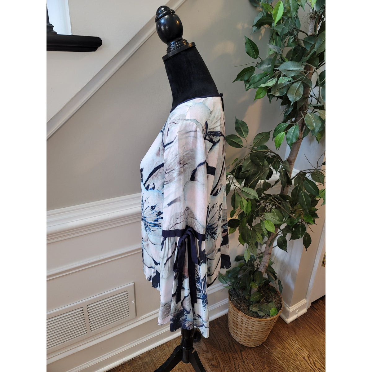 Karen Kane Top M White Navy Floral Crew Flared Sleeve Keyhole Back Casual Party