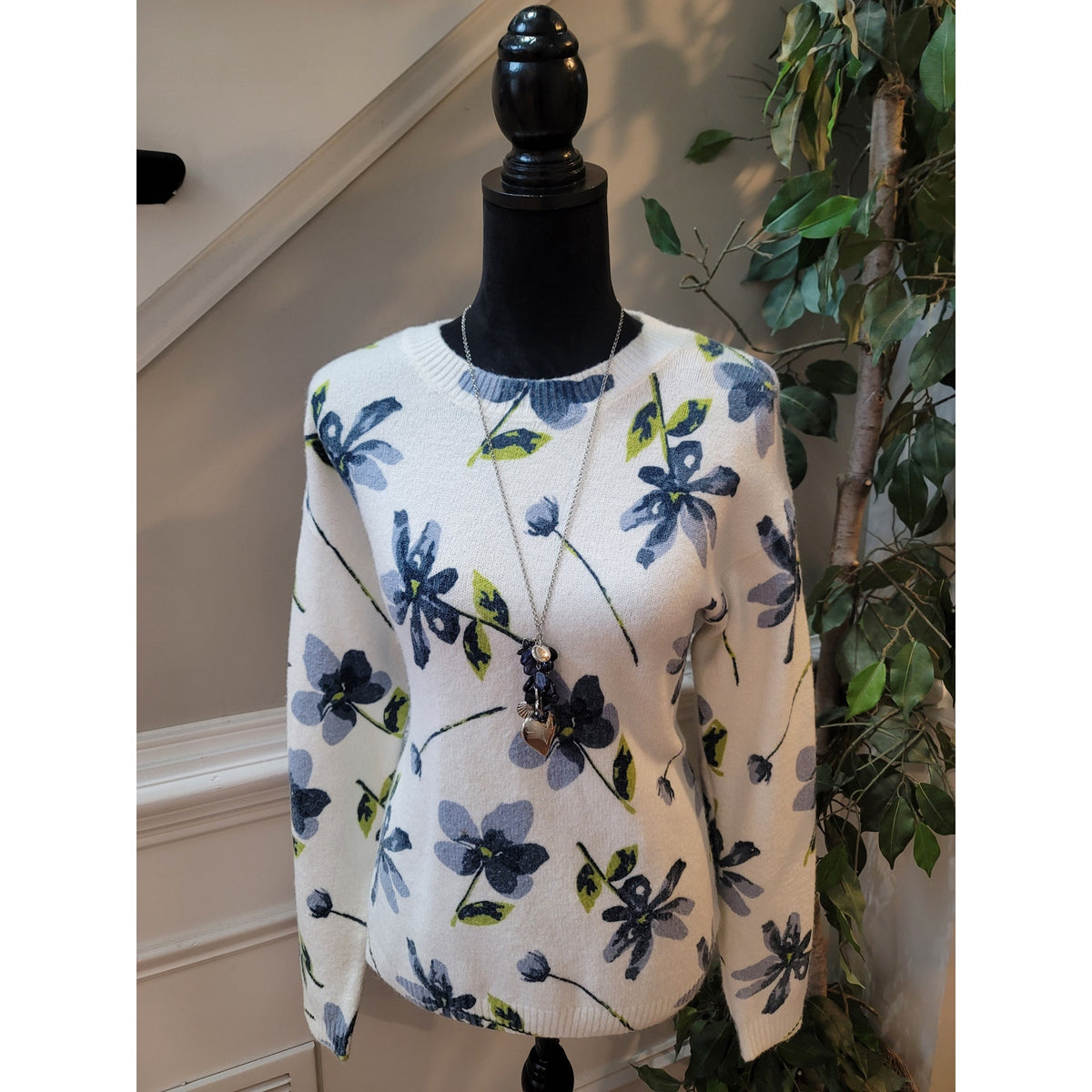 Love Ellie Pullover Sweater Women's Small White Floral Crew Neck Long Sleeve