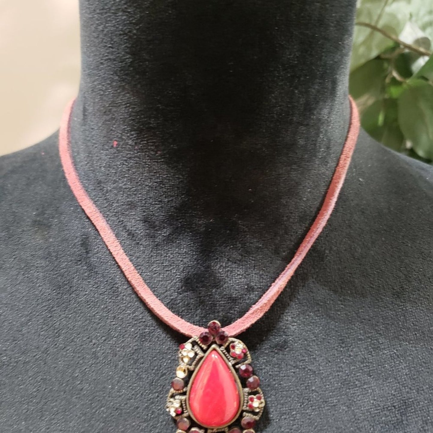 Women Fashion Faceted Rhinestones Big Gem Pendant Collar Necklace with Lobster