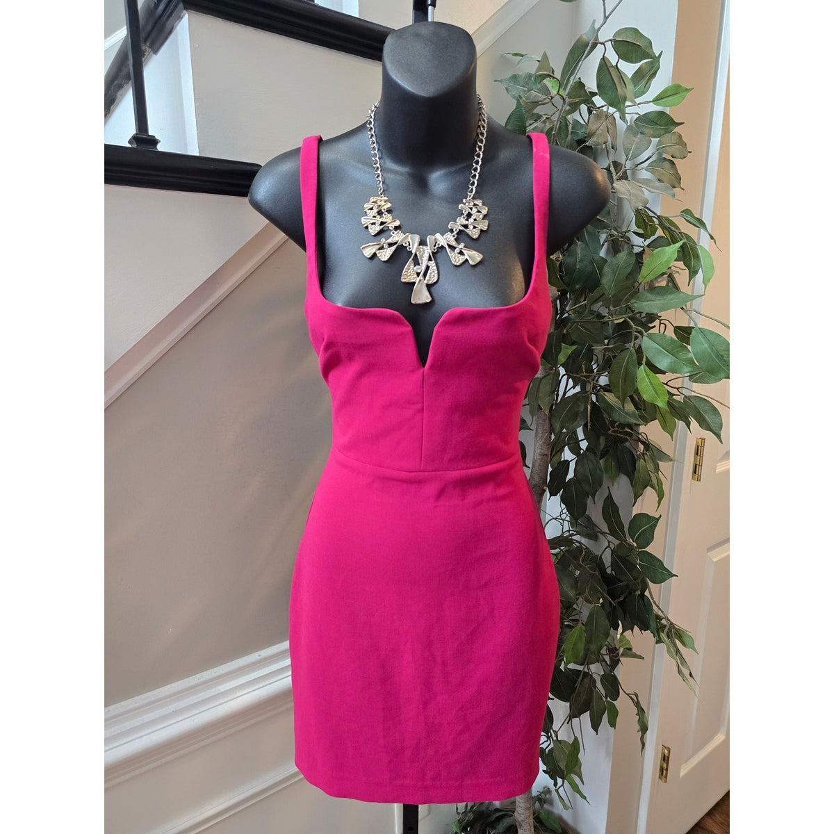 Likely Bodycon Mini Dress Women's Size 0 Pink Wide Shoulder Straps Notch Neck